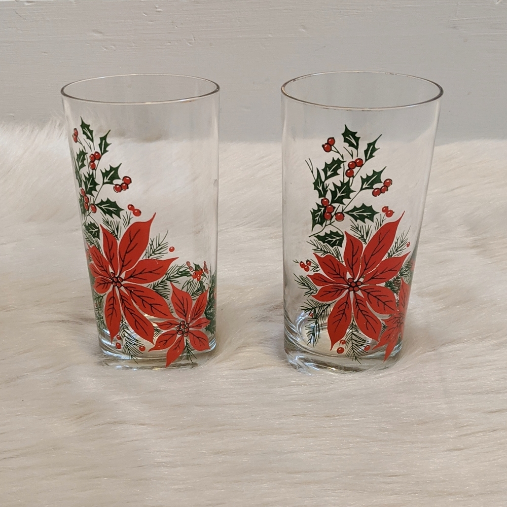 Vintage set of two Holly berry and pointseta drinking glasses.